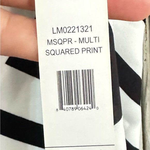 Women’s Larry Levine blouse Top Large black white sleeveless geometric print. - Picture 4 of 5